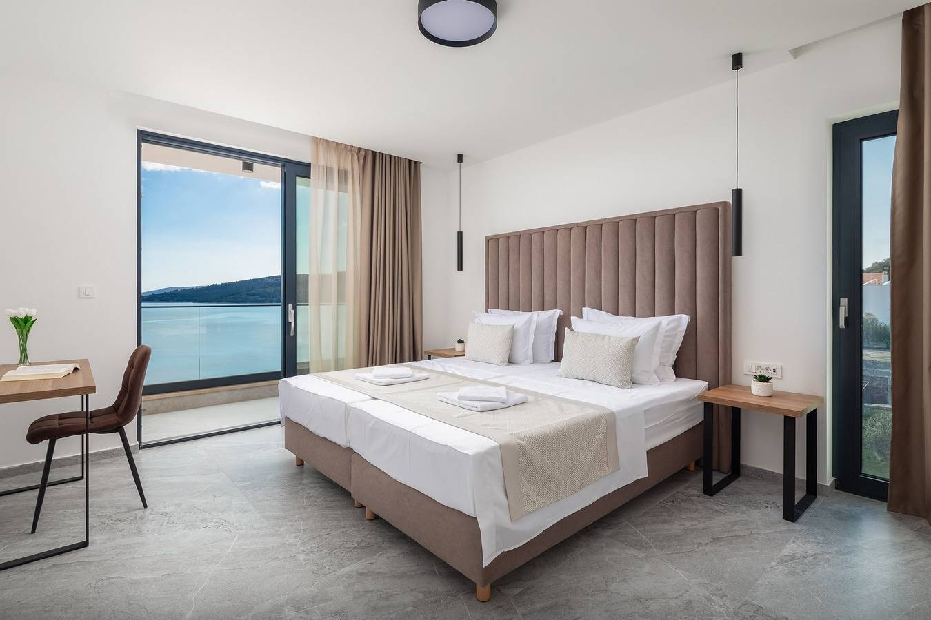 Neu! Villa Brilliance, beheizter Pool 50 m2, Meerblick, große Gruppe, 100 m vom Meer entfernt, Grillplatz. in Seget Vranjica, Split-Dalmatien