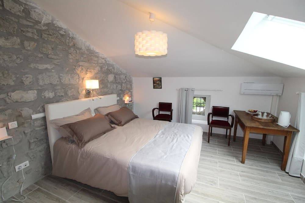 Guest Room \"Chambre Catherine\" with Shared Pool, Wi-Fi, and Air Conditioning in Saint-Alban-Auriolles, Ardèche