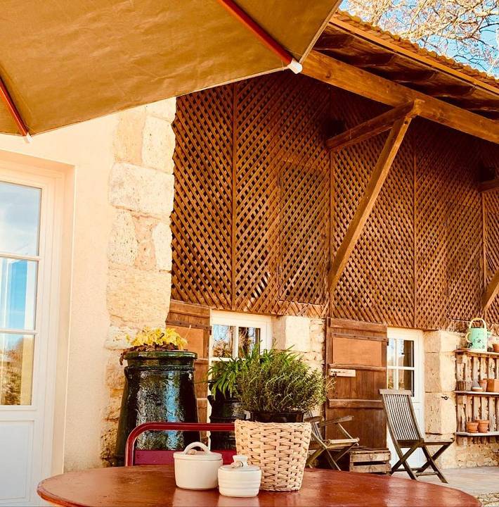 Location de vacances pour 2 personnes, avec Terrasse et Jardin ainsi que Piscine et Vue à Béraut