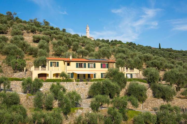 Agriturismo voor 15 personen, met balkon en tuin in Imperia