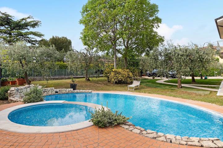 Holiday Home 'Alessandra' with Mountain View, Wi-Fi and Air Conditioning in Torri del Benaco, Garda Mountains