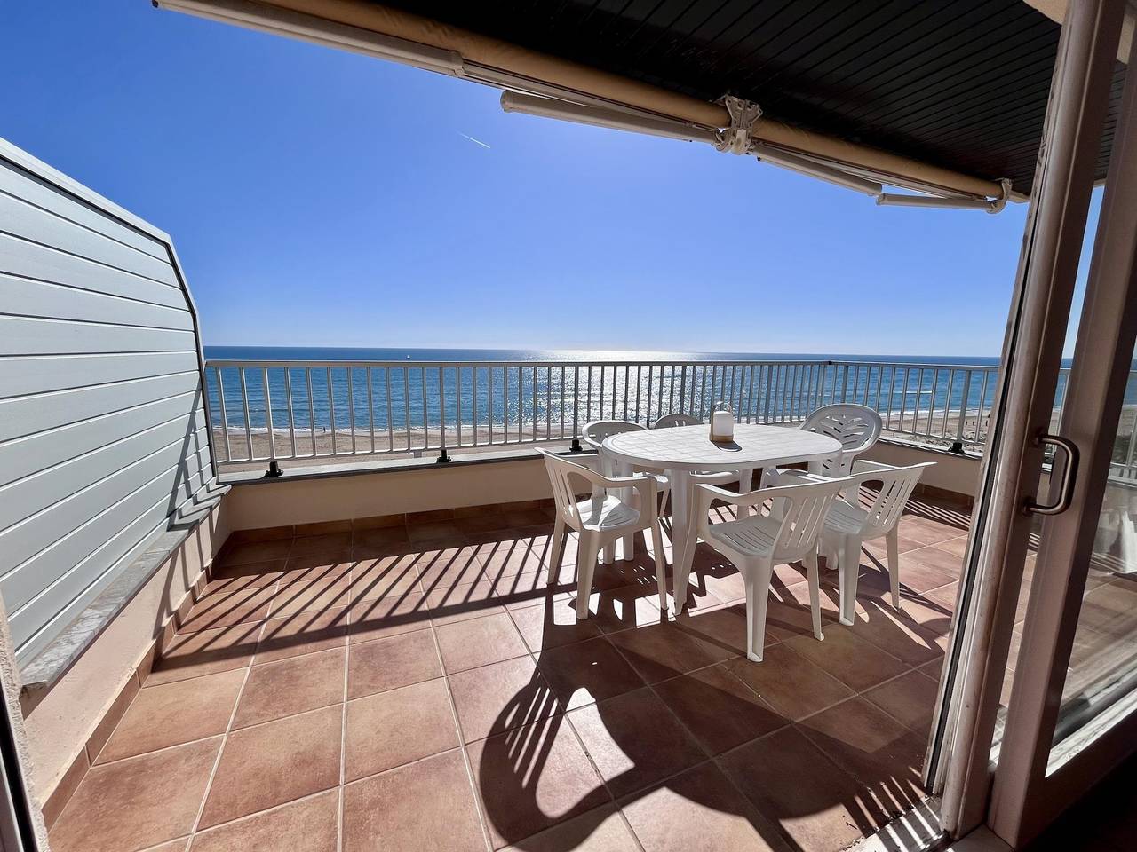 Apartamento vacacional entero, Amplio apartamento en primera línea de mar con espectaculares vistas in Platja de l'Estany - el Mas Mel (Calafell), Calafell