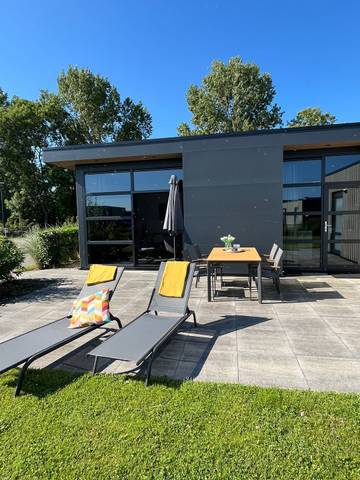 Ferienhaus für 4 Personen, mit Seeblick und Garten in Nordholland