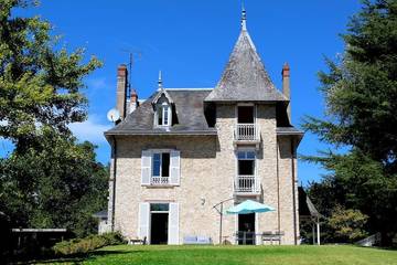 Gîte pour 12 personnes, avec jardin et vue ainsi que terrasse et piscine, animaux acceptés à Cellettes