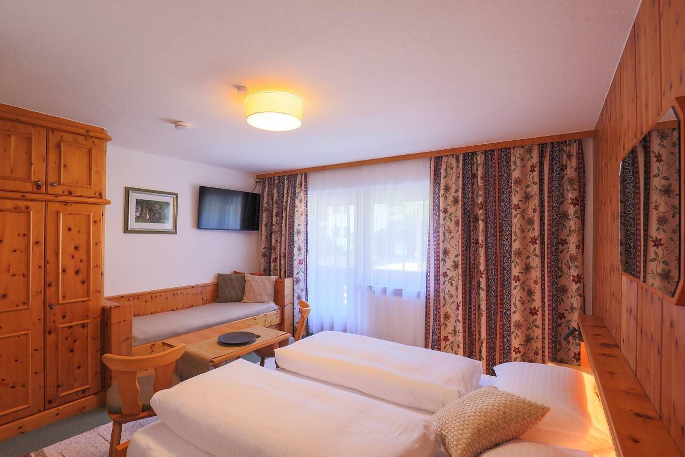 Z5 Dreibettzimmer mit Teeküche in Tuxer Alpen, Ried im Zillertal