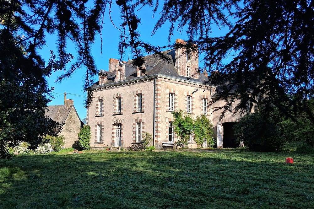 15th and 19th century Chateau on 10ha in the countryside in Issé, Châteaubriant und Umgebung