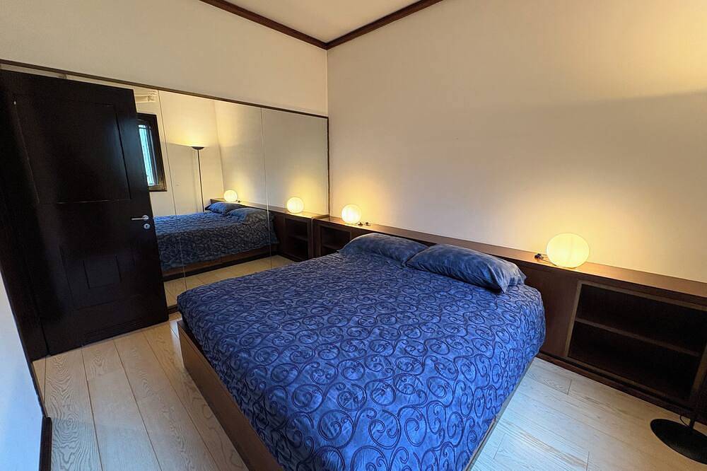 Ganze Wohnung, Lèsia Oasis - The House on the Lake - beach and pool in Lesa, Lago Maggiore (Piemont)