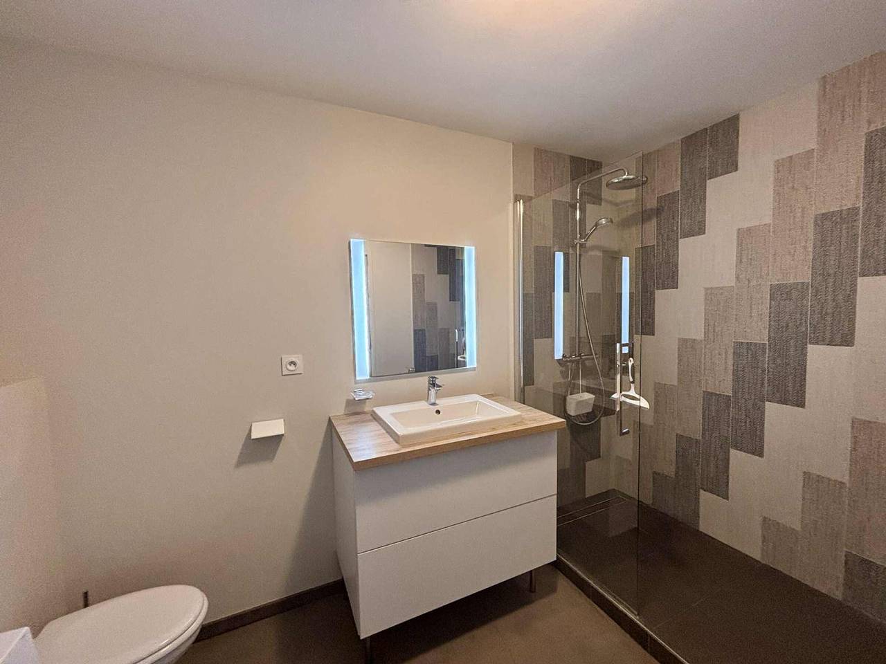 Appartement entier, Appartement luxe 4 pers, bord de mer, balcon, piscine, animaux admis, parking, Wifi in La Tranche-sur-Mer, Vendée