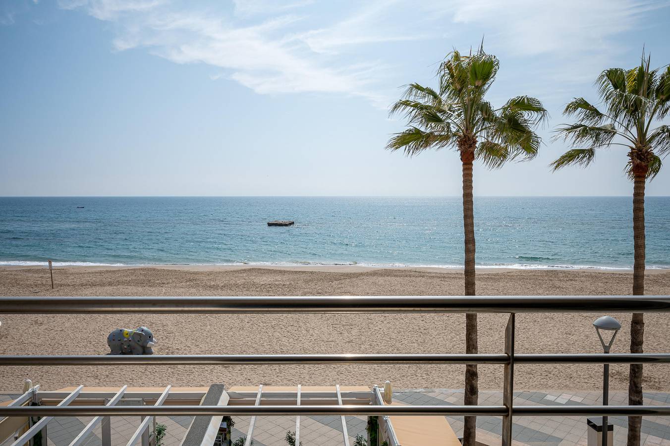 Geheel appartement, At172 Baix a Mar: Apartment located on the seafront with spectacular views of the sea in Torredembarra, Costa Dorada