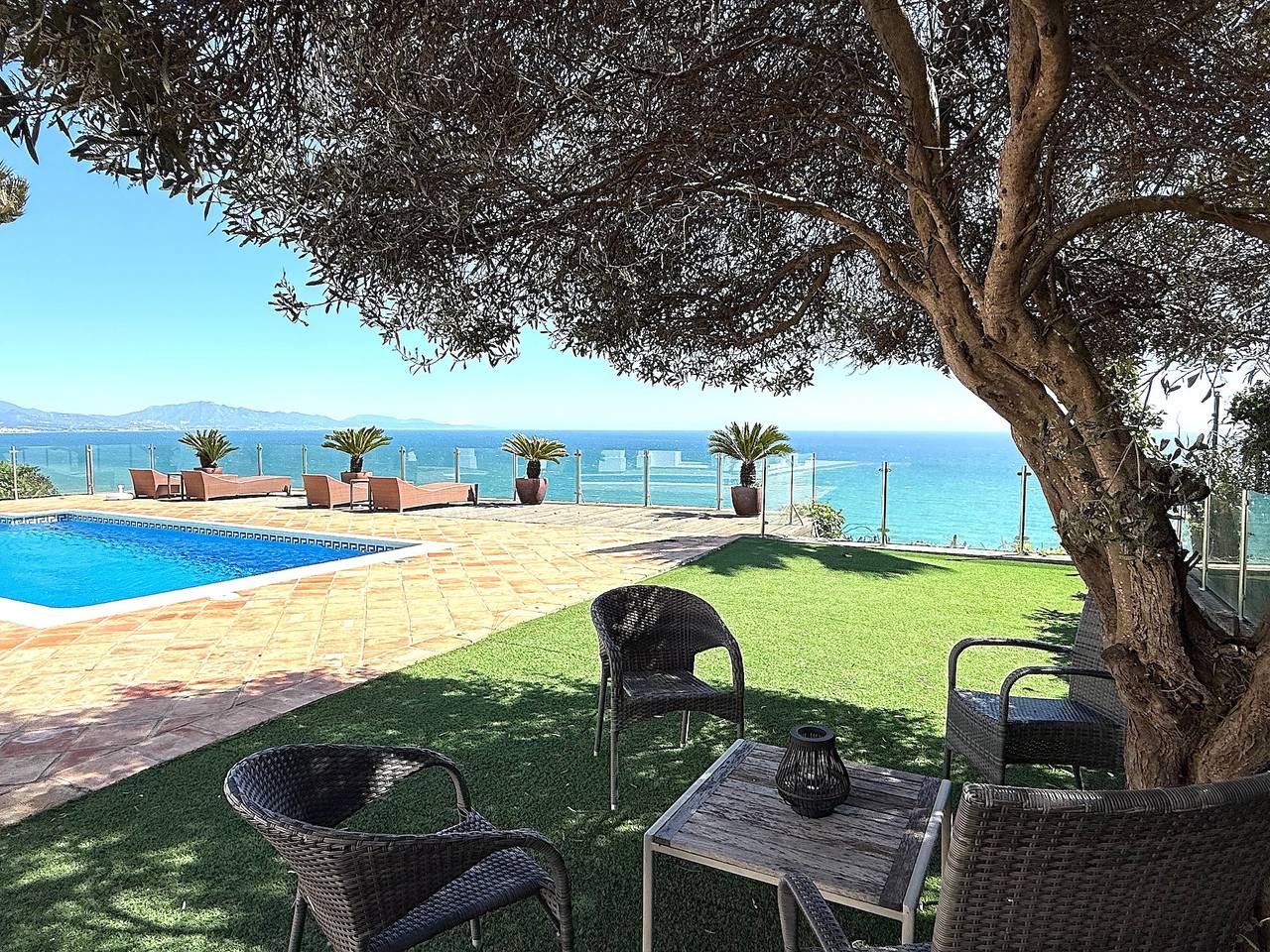 Villa mit privatem Pool, Meerblick, nahe Strand, Wlan, 4 Schlafzimmer, Garten in Manilva, Málaga Provinz