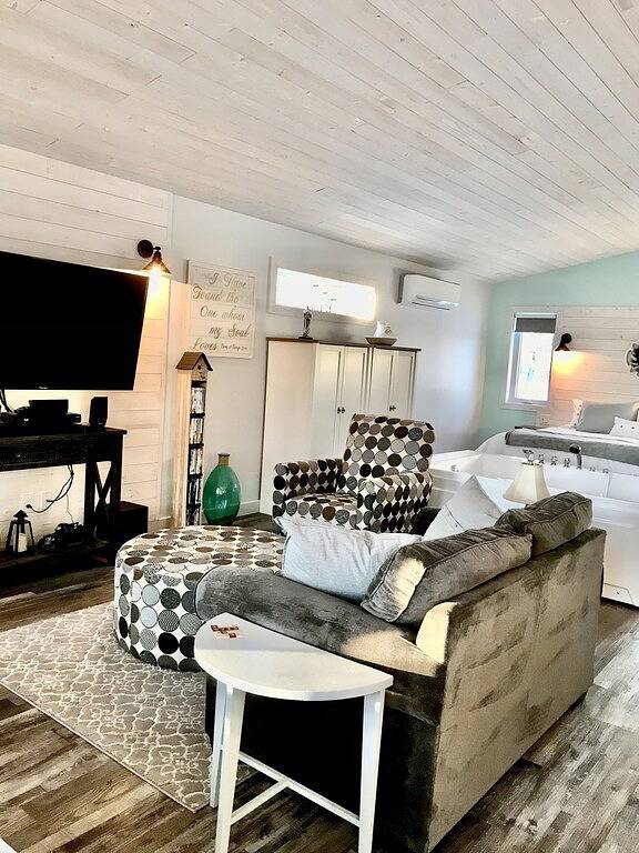 Cozy, Romantic, Riverfront Cottage in Manitoba