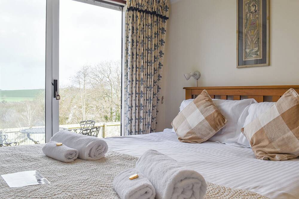 Located within a mile of Bideford Quay and 4 miles from Westward Ho. in Bideford, Devon