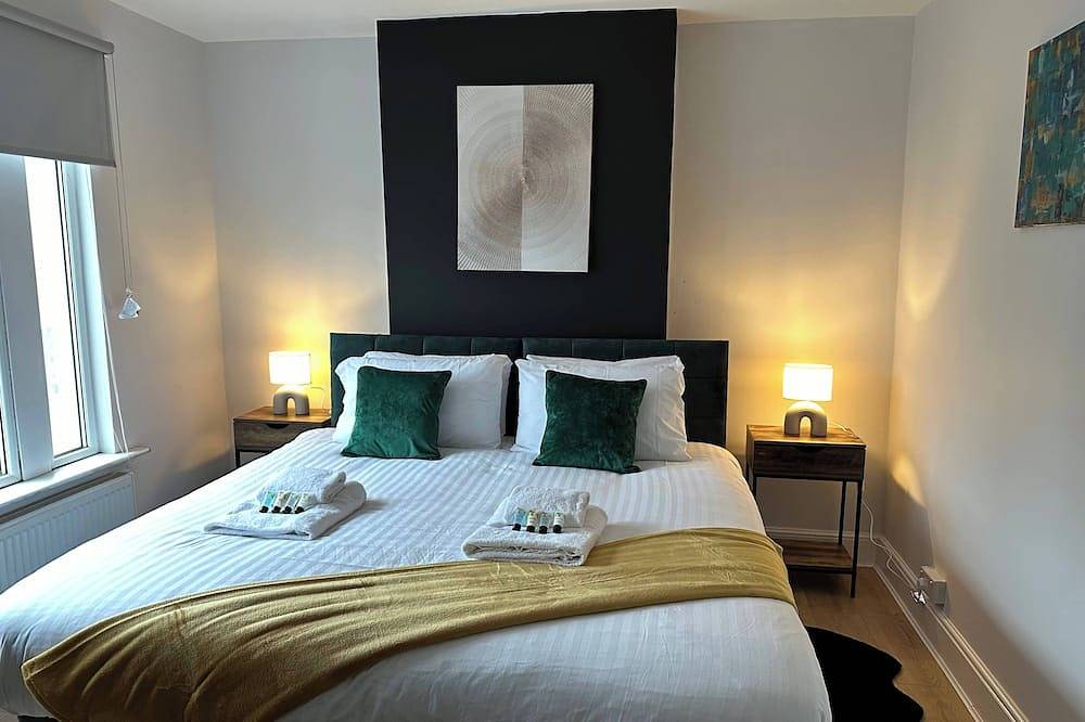 This three bedroom house features zip and link beds, one bathroom and a fully equipped kitchen. in Gloucester (UK), Gloucestershire