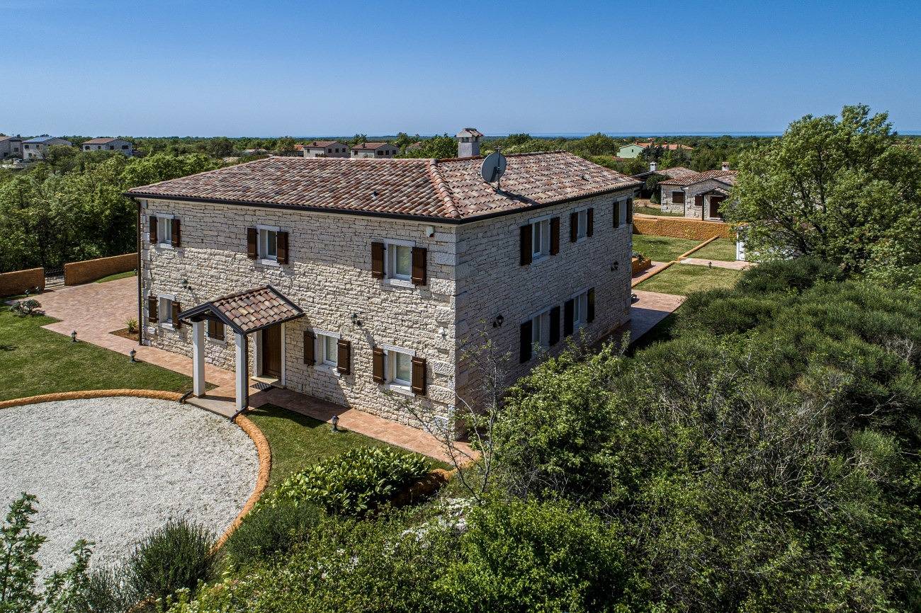 Villa Lux. Ema mit beheiztem Pool, umgeben von mediterraner Vegetation in Čabrunići, Svetvinčenat
