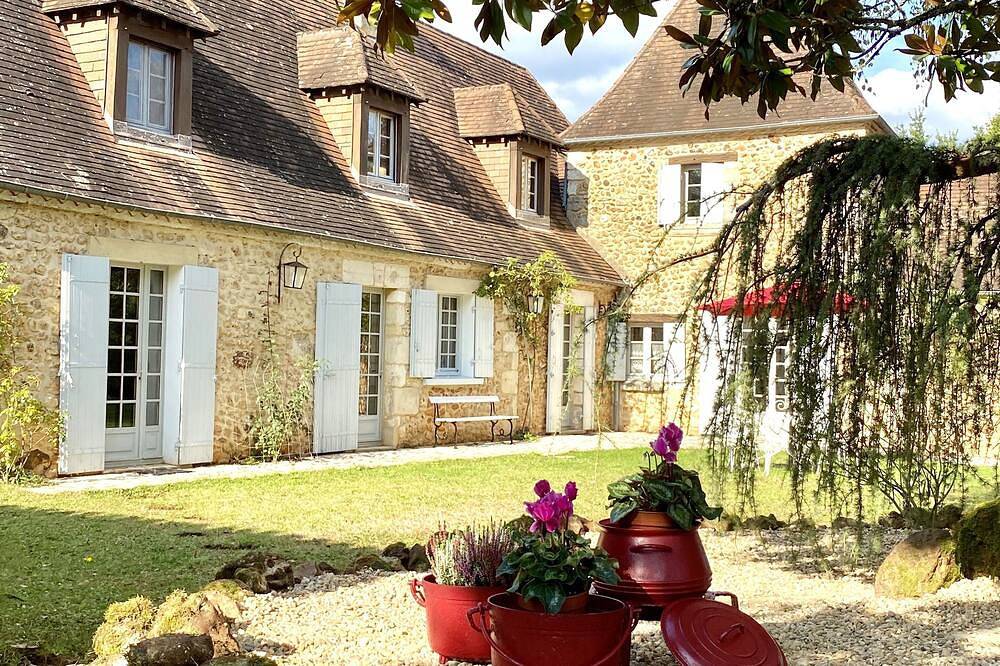 Grande maison, piscine chauffée, jacuzzi et un immense parc. in La Douze, Périgord Blanc