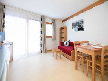Gîte pour 4 personnes, avec sauna ainsi que balcon et piscine, adapté aux familles à Bramans