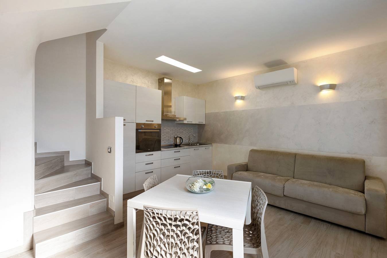 Appartamento intero, Appartamento 'Lm House - Bilocale Orchidea' con terrazza condivisa, Wi-Fi e aria condizionata in Lonato del Garda, Provincia di Brescia
