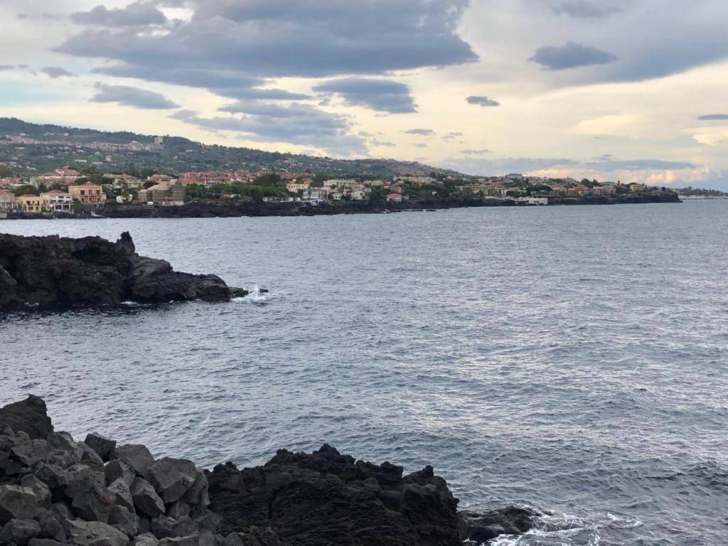 Le tre meraviglie a 200 m dal mare in Spiaggia nera di San Giovanni Li Cuti (Catania), Catania