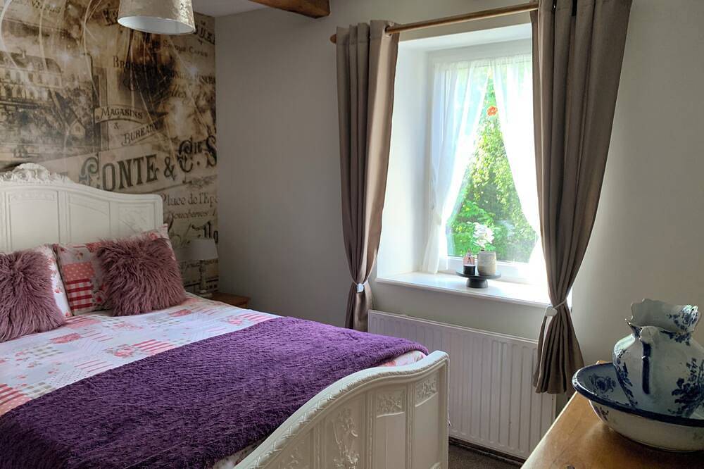 Laurel Cottage. Beheizter Pool, Free Wifi. Satelliten Fernsehen. Ferry Discount in Plouguenast, Côtes-d'Armor