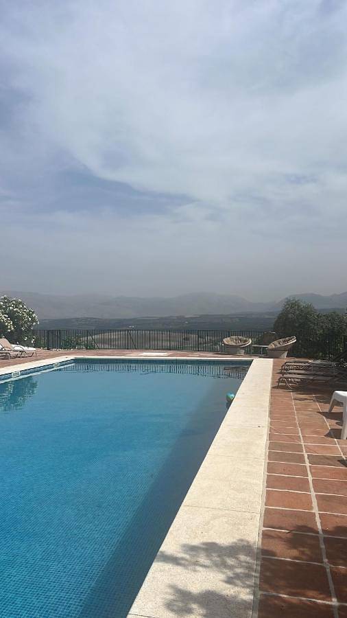 Chalet para 16 personas, con piscina además de jardín y vistas, Familias con niños en Loja - 2
