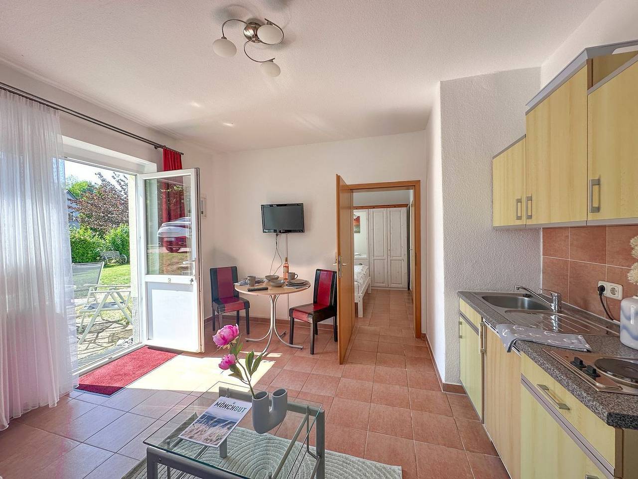 Entire apartment, Ferienwohnung 2 – Kompaktes Wohlfühlapartment mit Terrasse in Middelhagen, Mönchgut