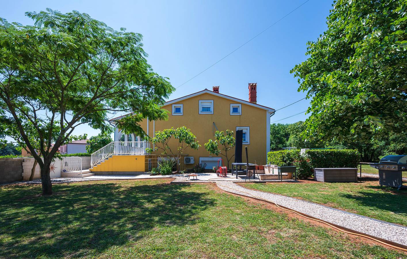 Appartement de vacances entier, Appartement confortable avec piscine, terrasse et Wi-Fi près du centre-ville de Raša in Vinez, Côte Est de l'Istrie