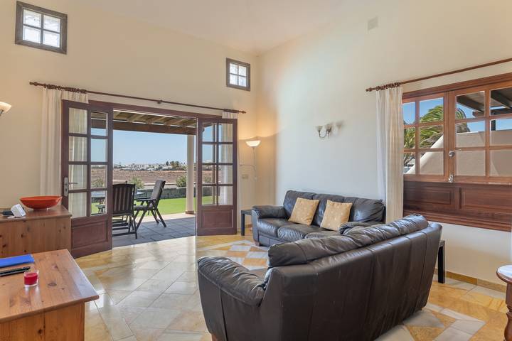 Appartement entier, Villa en première ligne à La Goleta avec piscine privée chauffée et connexion Wi-Fi gratuite in Montaña Roja, Yaiza