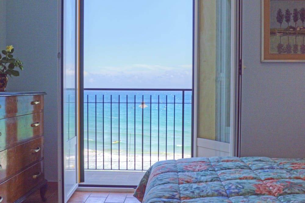 Ganze Wohnung, Apartment in villa, sea front, sleeps 6 double services in Alassio, Riviera di Ponente