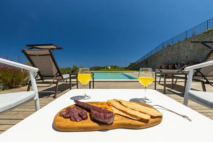 Appart’hôtel pour 5 personnes, avec jardin ainsi que piscine et vue, animaux acceptés