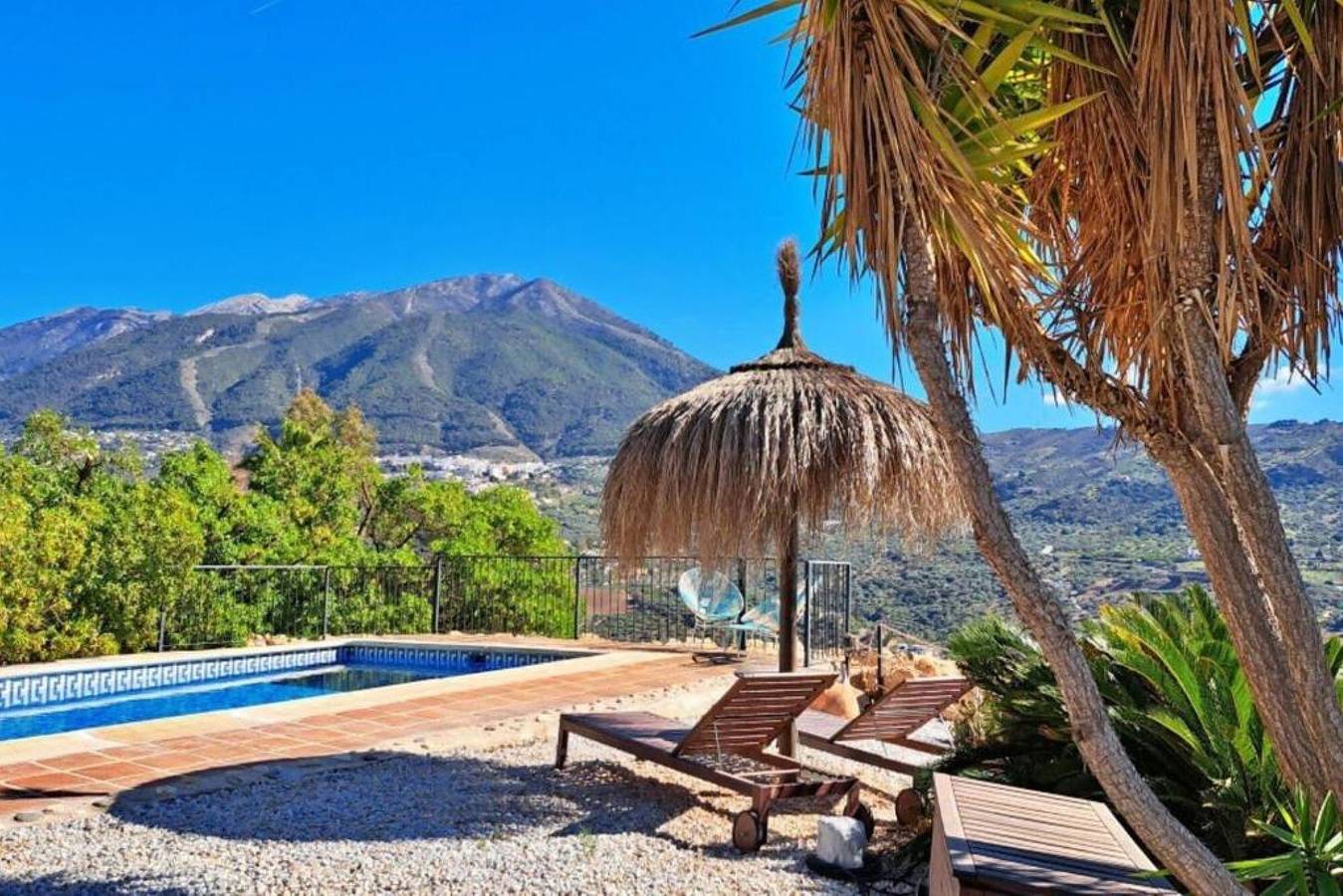 Country House 'La Perla Andaluza' with Mountain Views, Wi-Fi and Air Conditioning in Venta Baja, Alcaucín