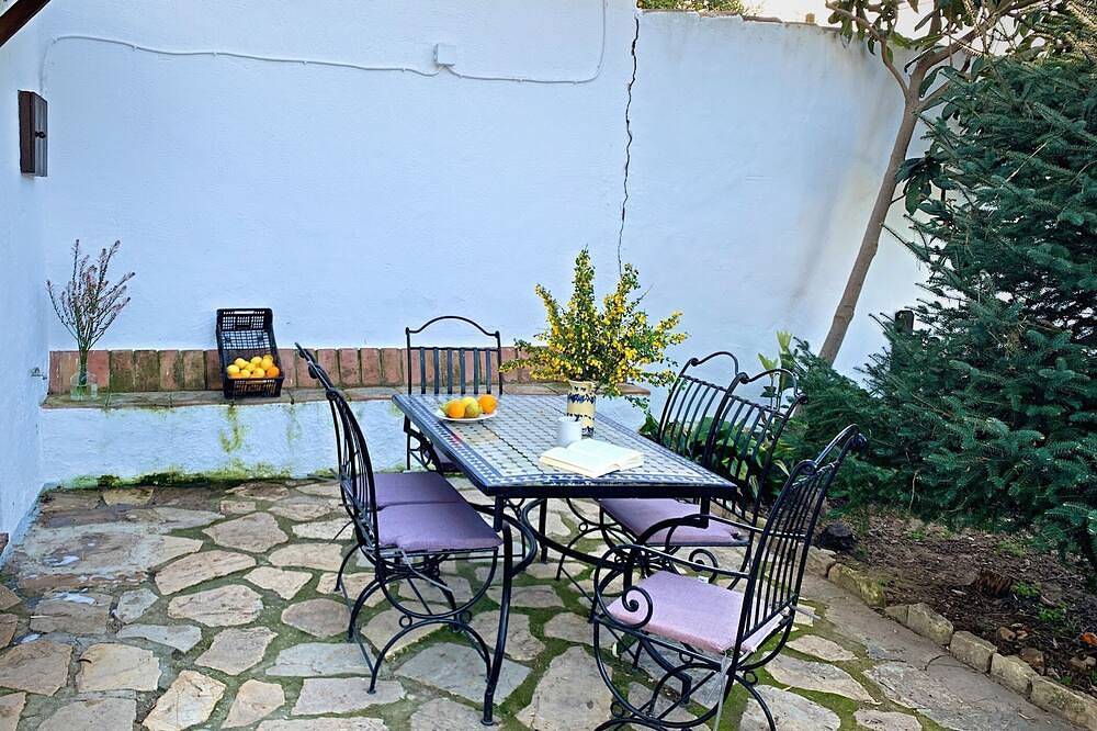 Charming Villa in Zahara de la Sierra, Cádiz: pool & pet - friendly in Zahara de la Sierra, White Villages