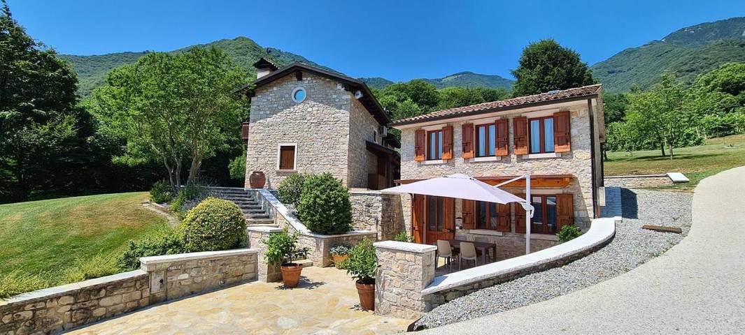 Location de vacances pour 4 personnes, avec Terrasse ainsi que Jardin et Vue à Follina