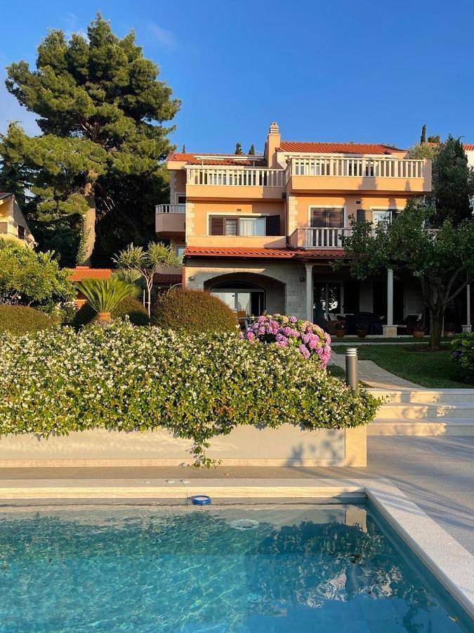 Villa for 12 people, with view and pool as well as garden in Cavtat