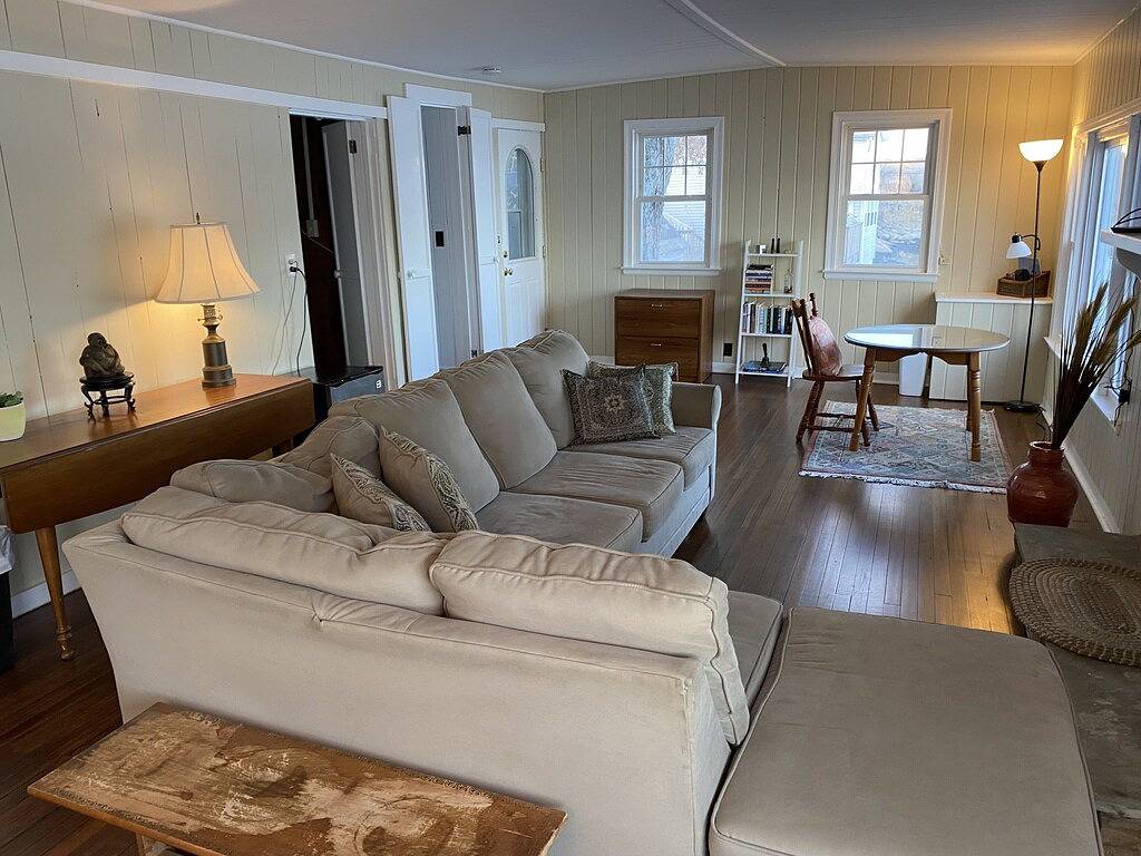 Charming Beach House 2 Br, 1.5 Bth with waterfront ocean views. in Guilford, Connecticut
