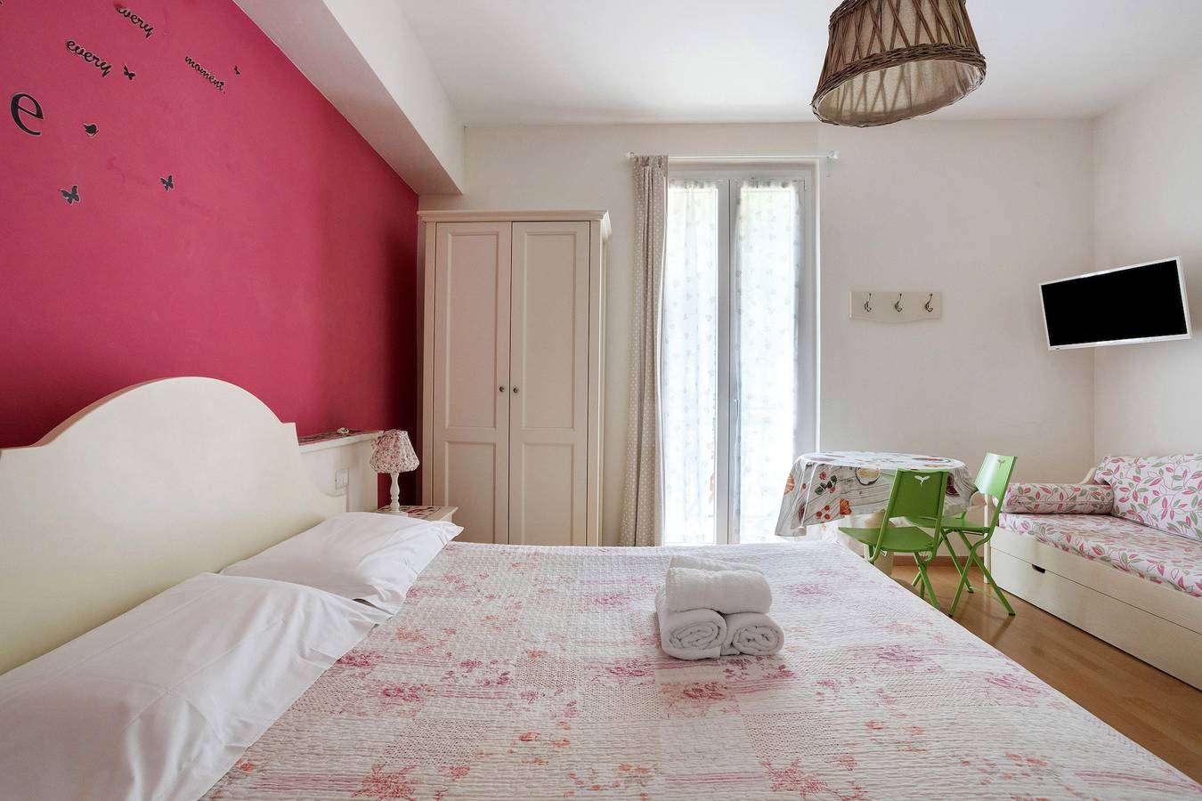 Room 'Camera Rosa' with Balcony, Wi-Fi and Air Conditioning in Riomaggiore, Riomaggiore Municipality