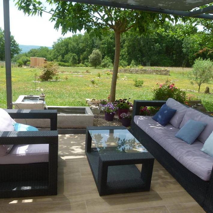 Location de vacances pour 2 personnes, avec jardin et vue ainsi que terrasse et piscine à Queyssac-les-Vignes - 4