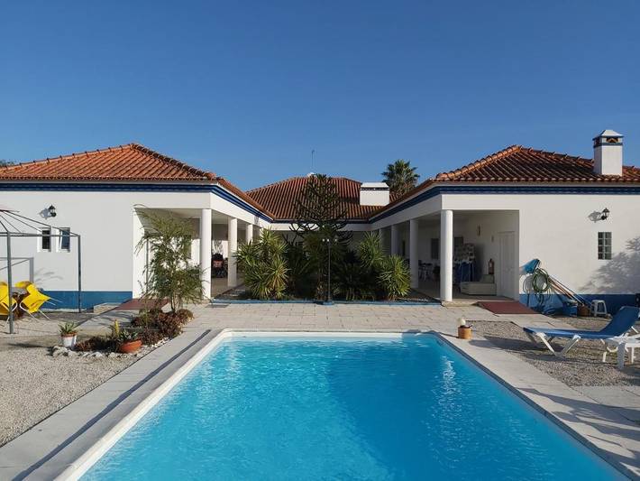 Alojamiento y desayuno para 3 personas, con jardín además de vistas y piscina - 1