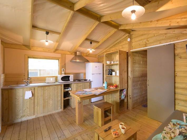 Flower Camping Le Kerleyou - Tente en toile et en bois 4 personnes - Cosyflower Premium 38 m² - 2 chambres - Tv + Draps + Serviettes 4 pers. in Douarnenez, Iroise