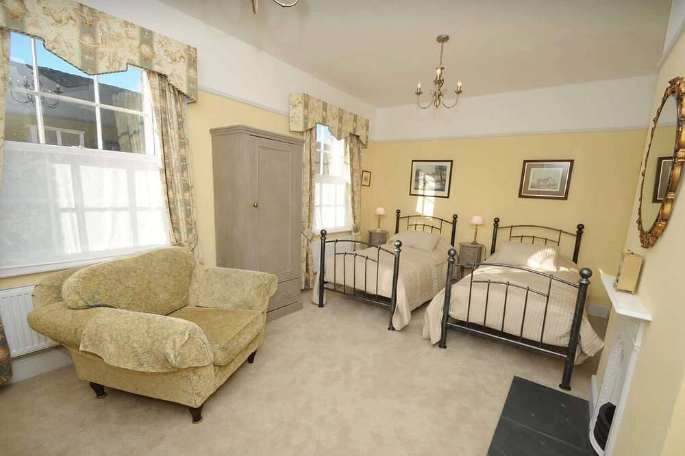 Substantial 6 bed House in Christchurch Dorset in Bournemouth, Südwestengland