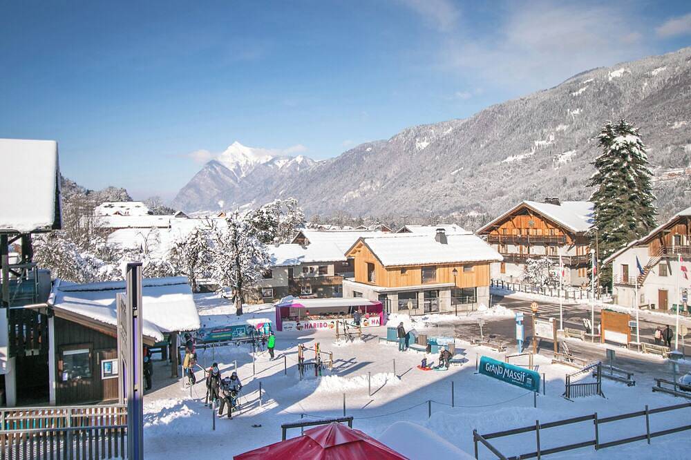 Entire apartment, Cozy Ski loft next to gondola and town. easy access to ski &hiking. sleeps10. in Verchaix, Bonneville region