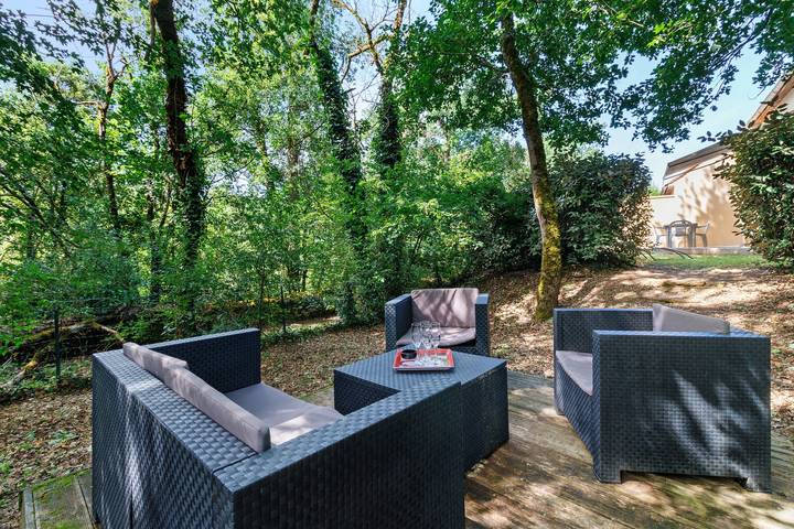 Charming Maisonnette near Sarlat-la-Canéda with Shared Pool, Private Terrace & Garden in Carsac-Aillac, Périgord Noir