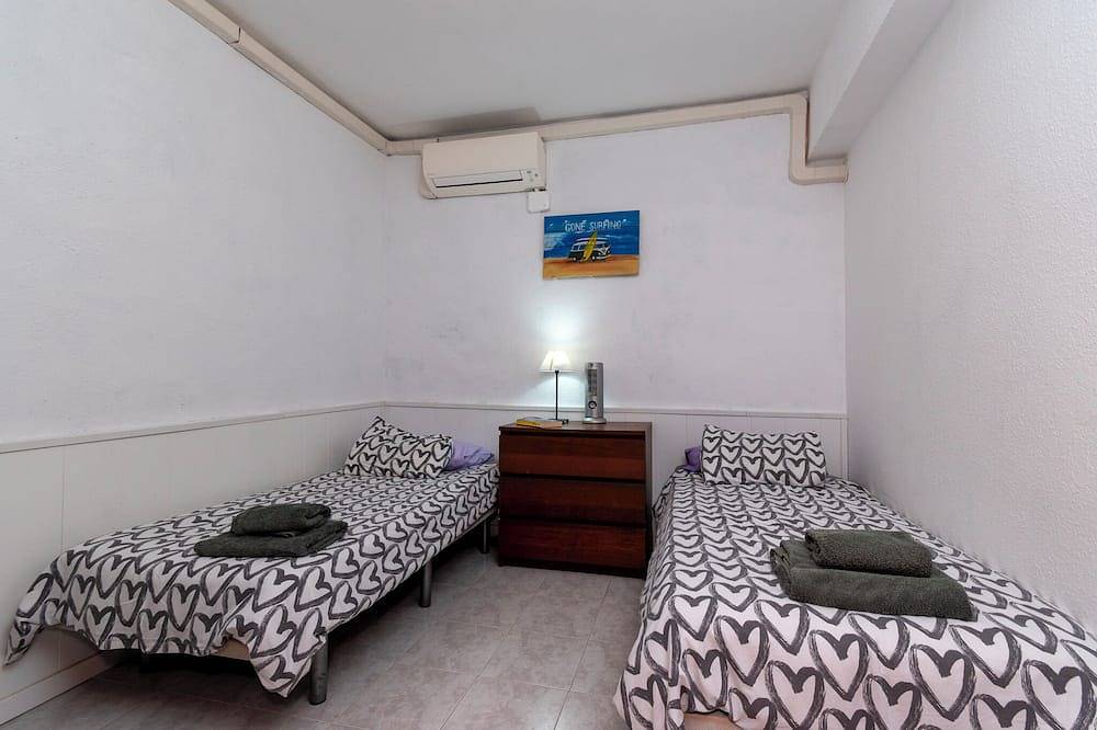 Villa Tricia. Lovely 6 Bedroom Villa. Communal Heated Pool in Playa de las Américas, Arona