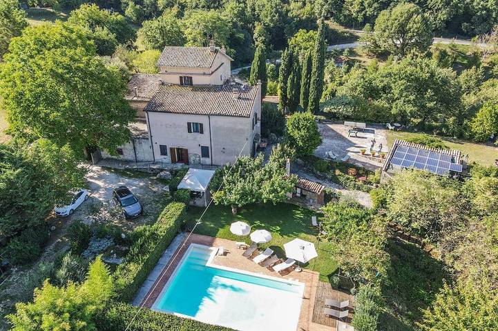 Detached villa with private pool 20 kms from Todi & Spoleto. Quiet area in Acquasparta, Provincia di Terni