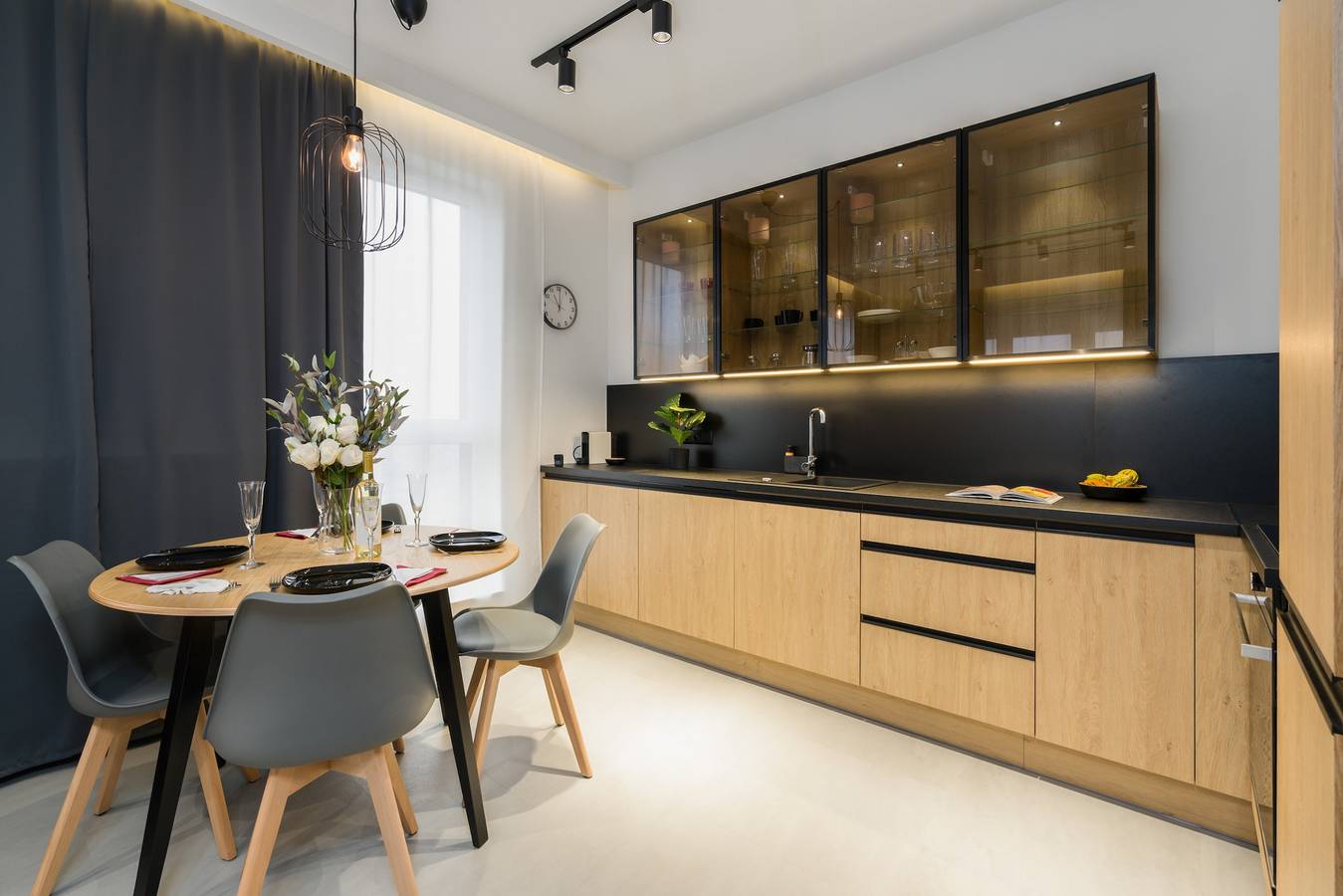 Ganze Wohnung, Elegant Apartment with Balcony | Garage Parking & Air Conditioning in Posen, Großpolen