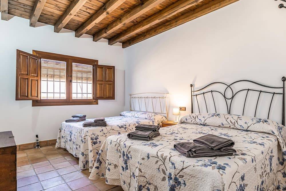 Cozy home in Salar with indoor swimming pool in Alhama de Granada, Provincia de Granada