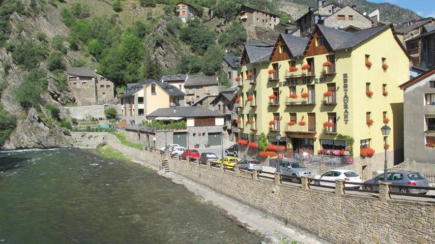 Hôtel pour 3 personnes, avec Balcon ainsi que Terrasse et Vue à Llavorsí