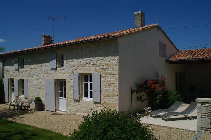 Location de vacances pour 6 personnes, avec terrasse et jardin à Saint-Hilaire-de-Villefranche