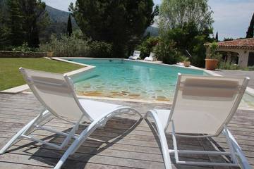 Location de vacances pour 4 personnes, avec piscine ainsi que jardin et terrasse à Vauvenargues