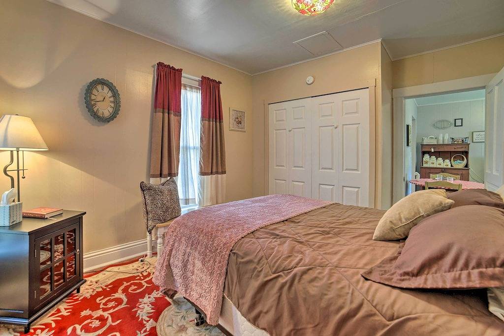 Bbq, Fire Pit & Yard: Family Home in Adrian in Lenawee County