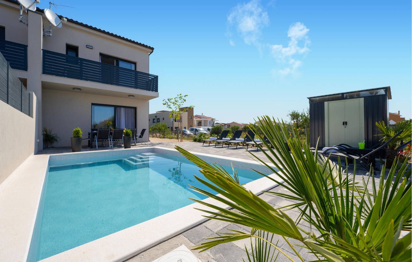 Gemütliche 90 m² große Wohnung mit Pool, Terrasse und WLAN in Strandnähe in Vodice, Šibenik-Knin